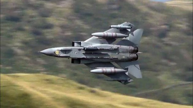 «Παρέλαση» με ριψοκίνδυνους ελιγμούς και low-level περάσματα από κορυφαία αεροσκάφη του κόσμου (βίντεο)